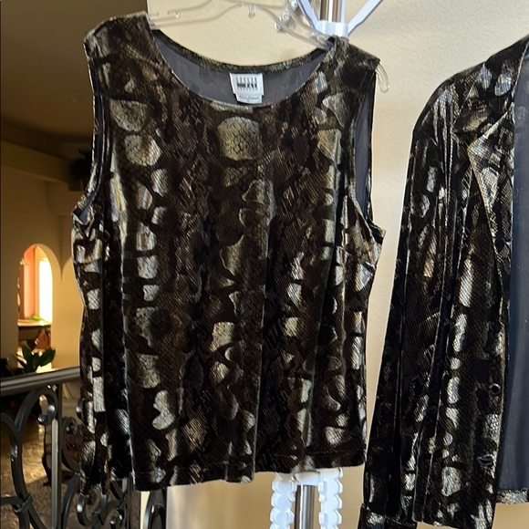 Elegant Velvet Black and Gold Women's Jacket and Tank Top set.  NWT - Picture 4 of 5